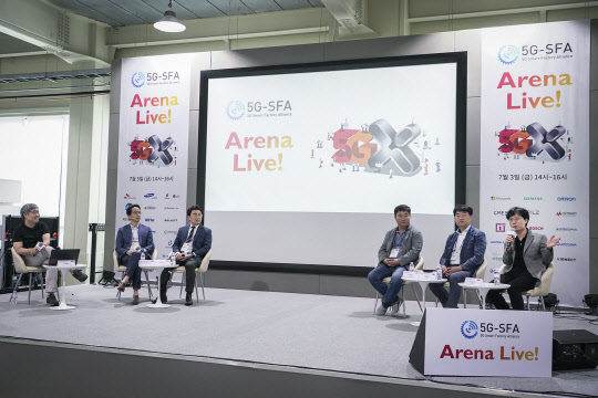 최낙훈 SK텔레콤 Industrial Data 사업 유닛장과 SFA 관계자들이 스마트팩토리 확산 및 정착 비전에 대해 토론하고 있다. SK텔레콤 제공